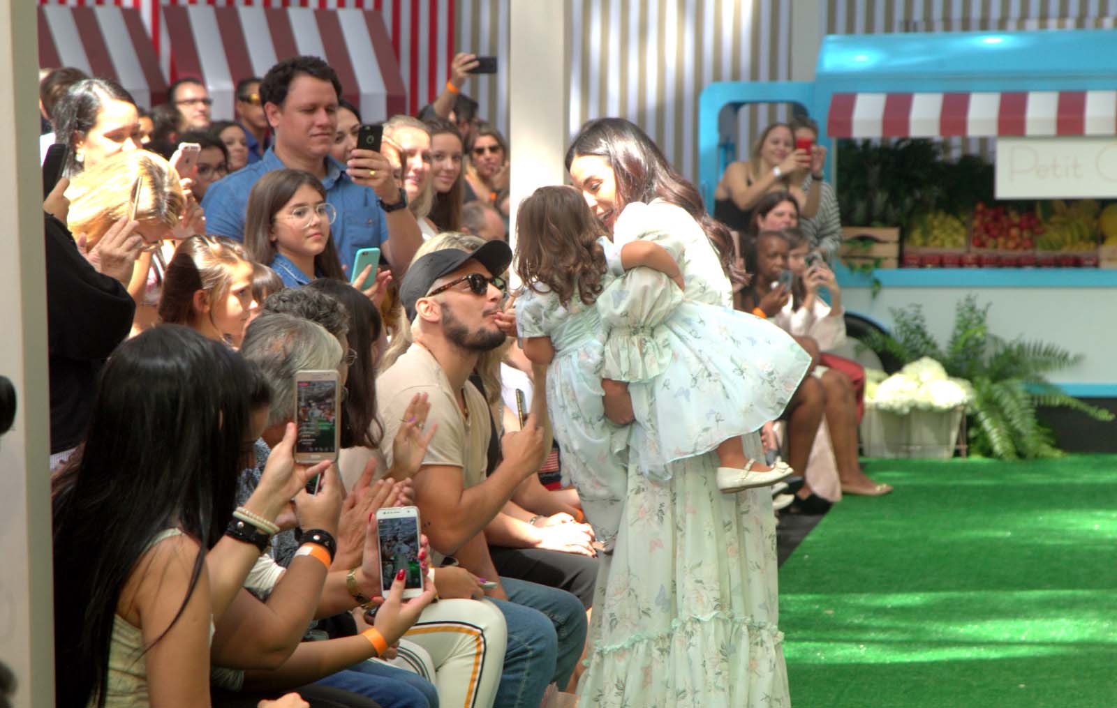  Yanna Lavigne e Madalena mexem com Bruno Gissoni durante a passarela