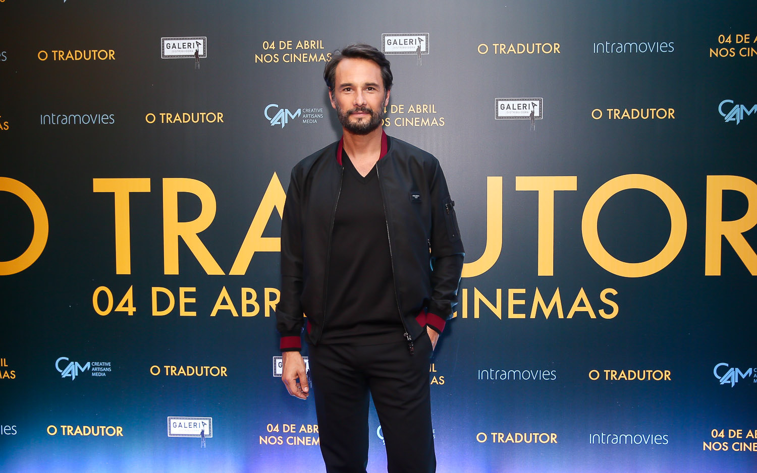  Rodrigo Santoro é puro charme no tapete vermelho de O Tradutor