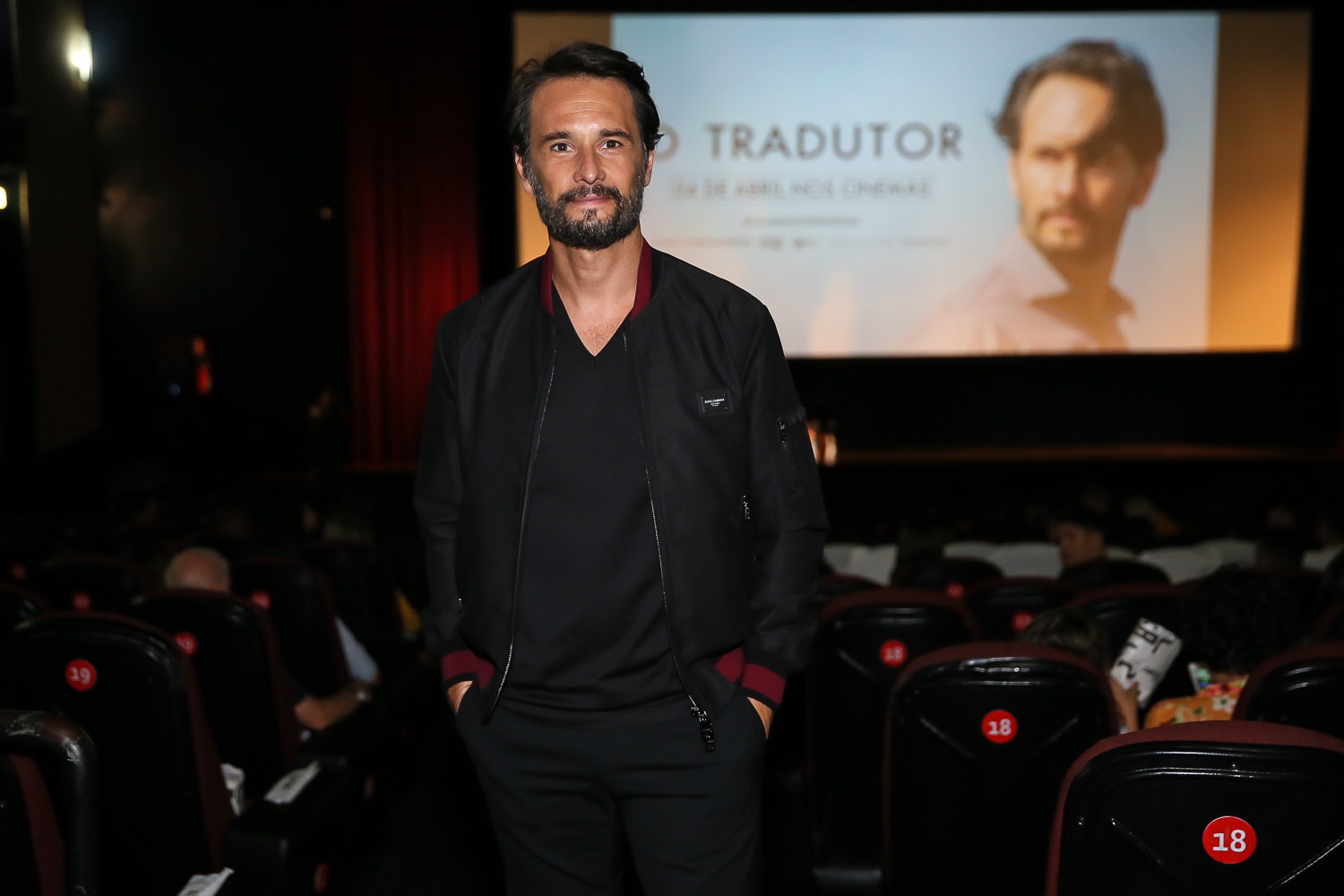  Rodrigo Santoro é puro charme no tapete vermelho de O Tradutor