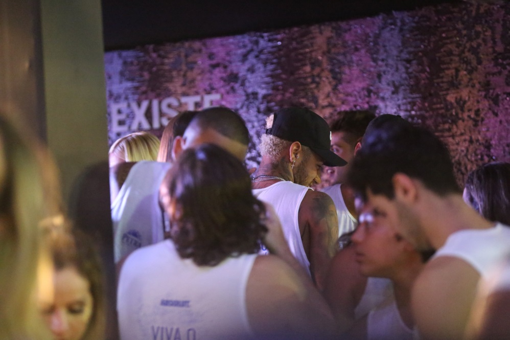 Neymar é visto em clima de azaração com ex-The Voice
