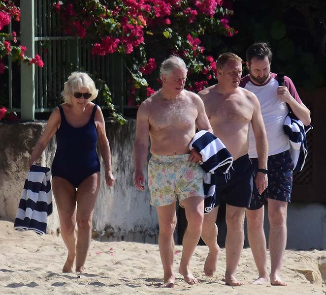 Príncipe Charles e Camilla Parker-Bowles curtindo uma praia em Barbados