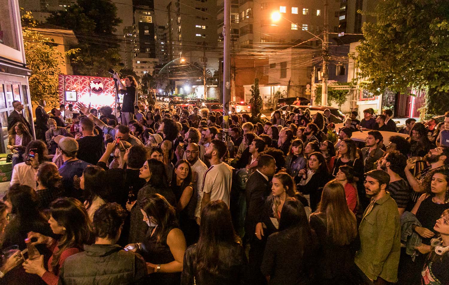 Público se aglomerou e tomou conta da calçada e parte da rua no bairro de Pinheiros, em São Paulo