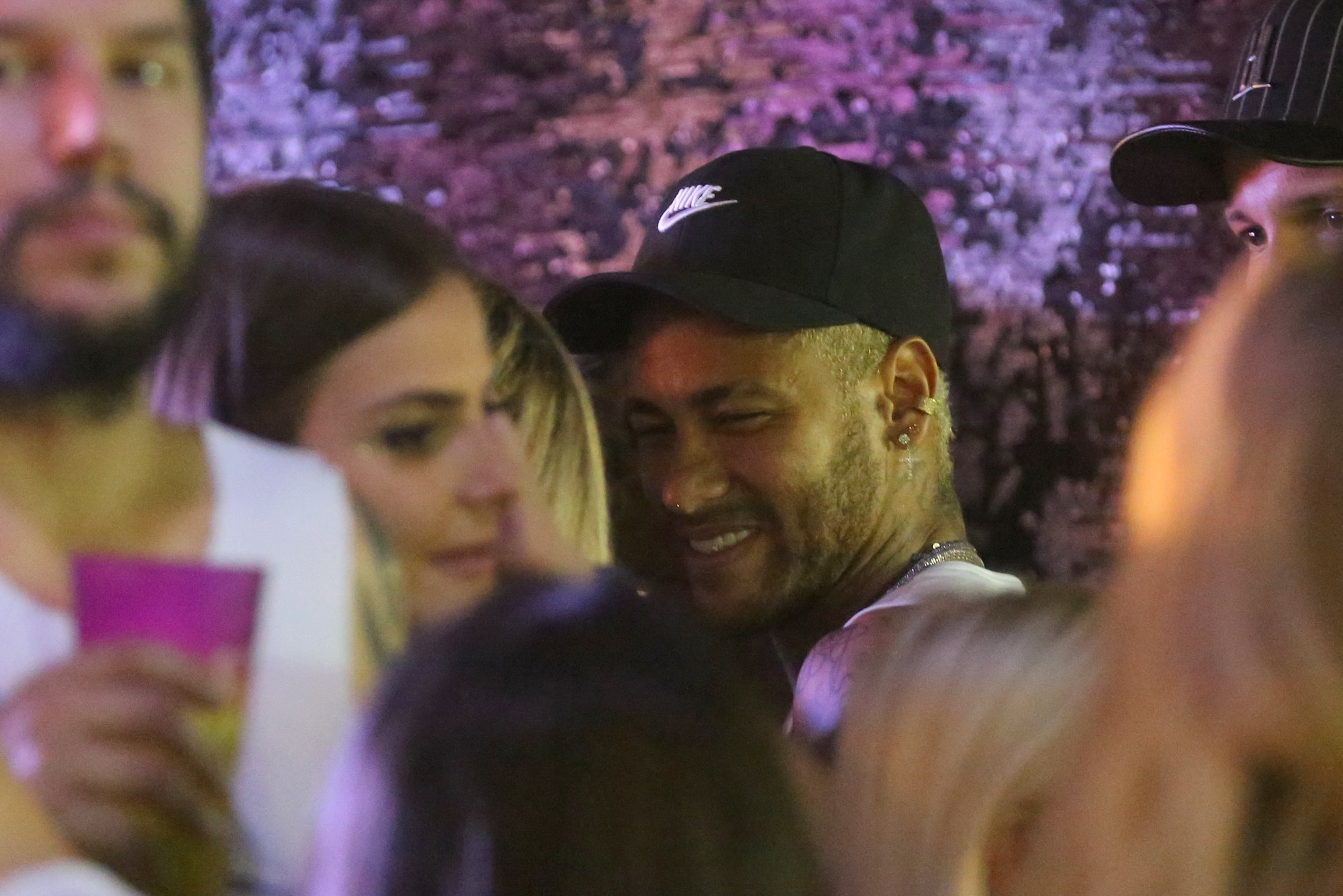 Neymar curte o Carnaval grudado com loira em camarote
