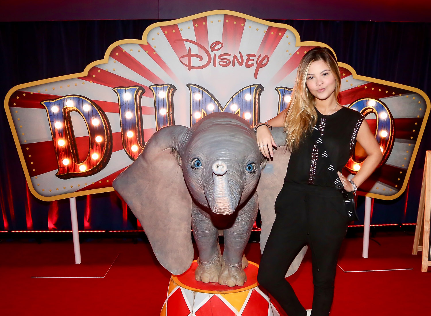 Larissa Manoela prestigia a pré-estreia de Dumbo em SP