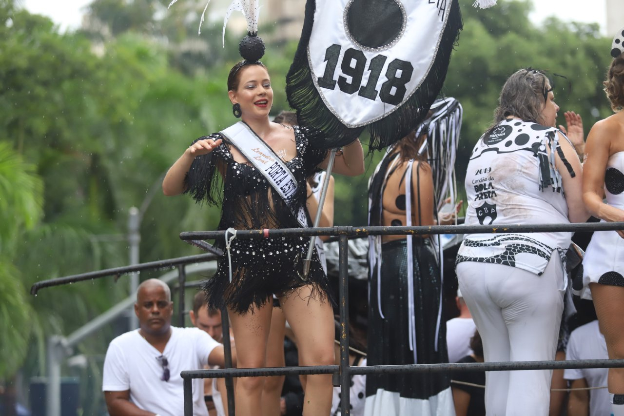 Paolla Oliveira reina no Bloco Cordão da Bola Preta