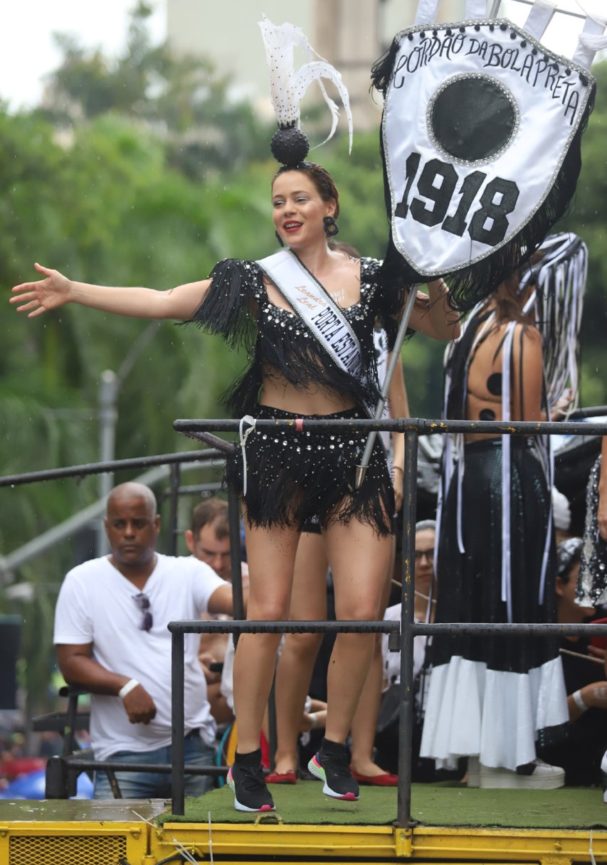 Paolla Oliveira reina no Bloco Cordão da Bola Preta