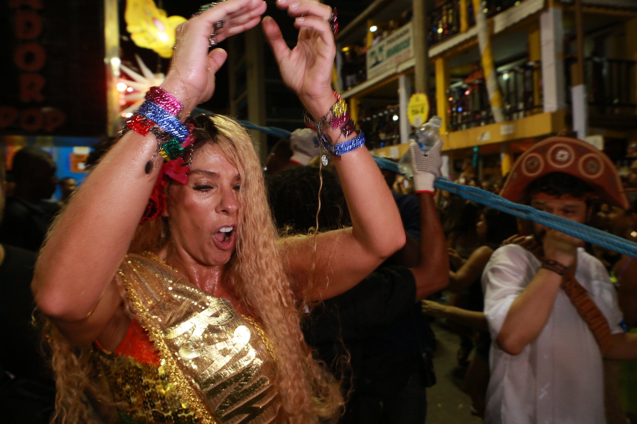 Adriane Galisteu lacra em abertura do Carnaval baiano