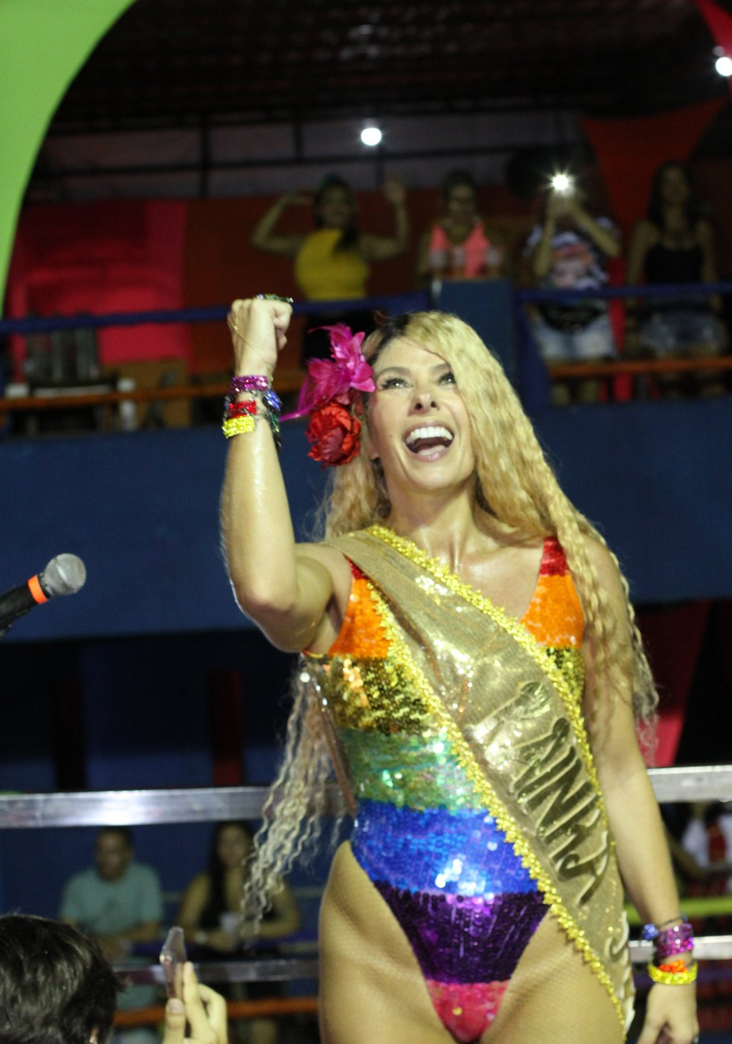Adriane Galisteu lacra em abertura do Carnaval baiano