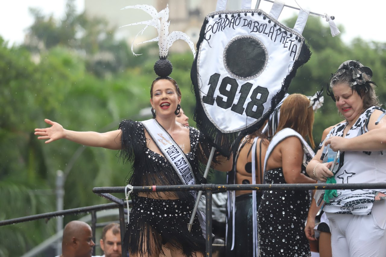 Paolla Oliveira reina no Bloco Cordão da Bola Preta