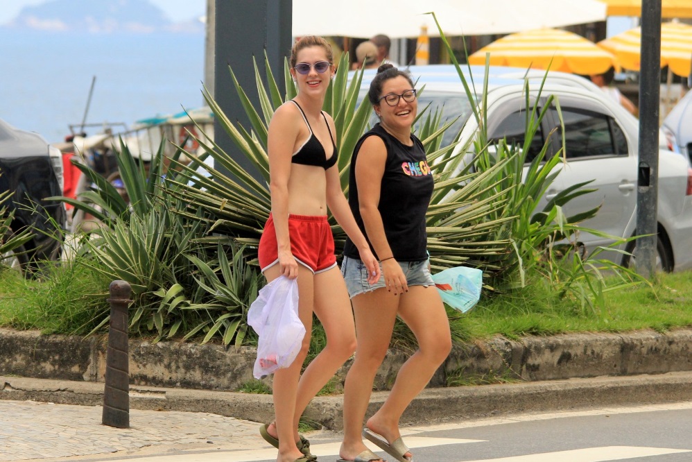 Sophia Abrahão aproveita dia de folga na praia