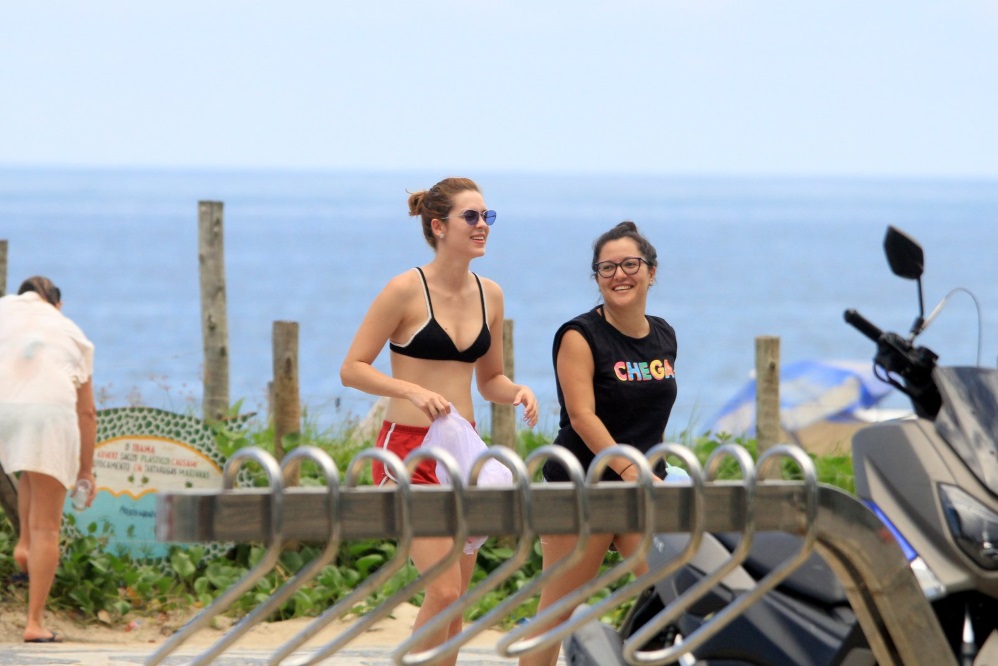 Sophia Abrahão aproveita dia de folga na praia