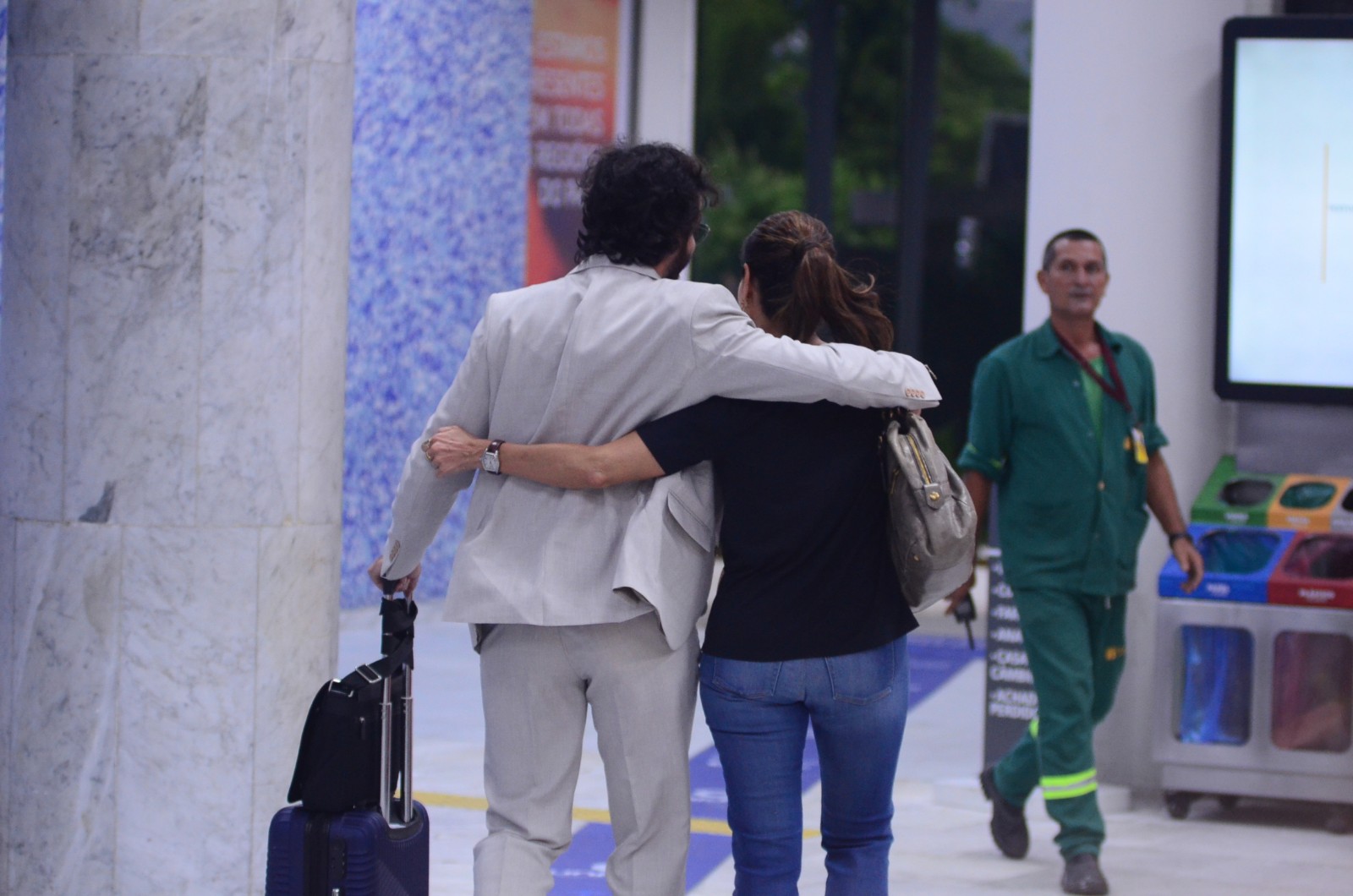 Fátima Bernardes e Túlio Gadelha são puro love em aeroporto 