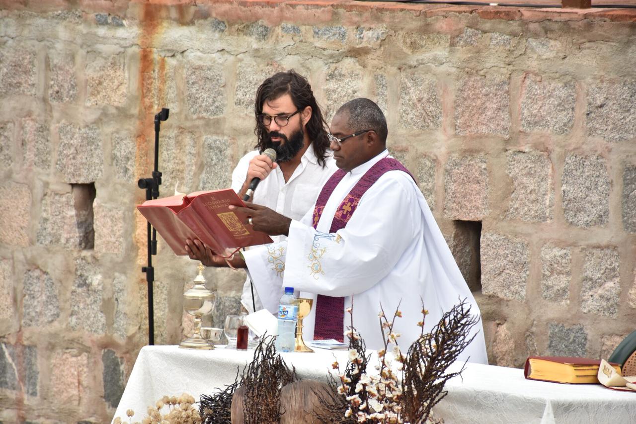 Juliano Cazarré lê texto bíblico em missa de ação de graças