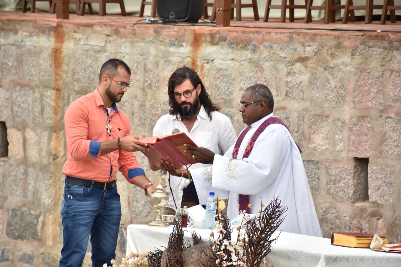 Juliano Cazarré lê texto bíblico em missa de ação de graças