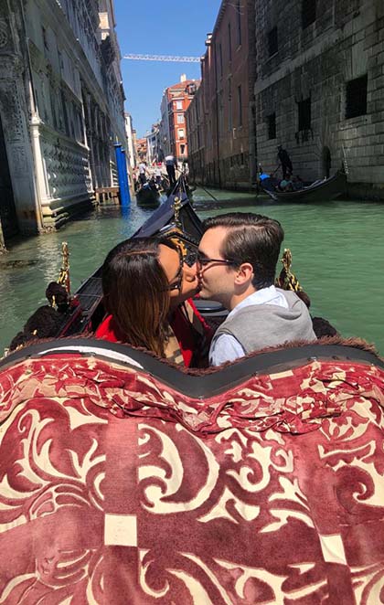 Ana Paula Evangelista e noivo durante passeio em Veneza