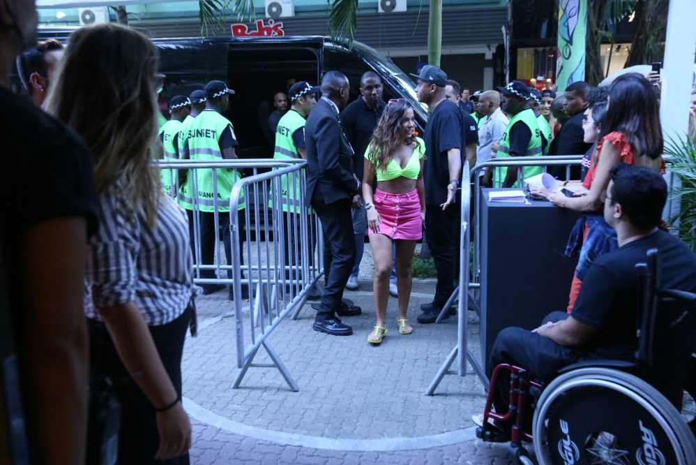 Anitta lança álbum Kisses e faz pocket show
