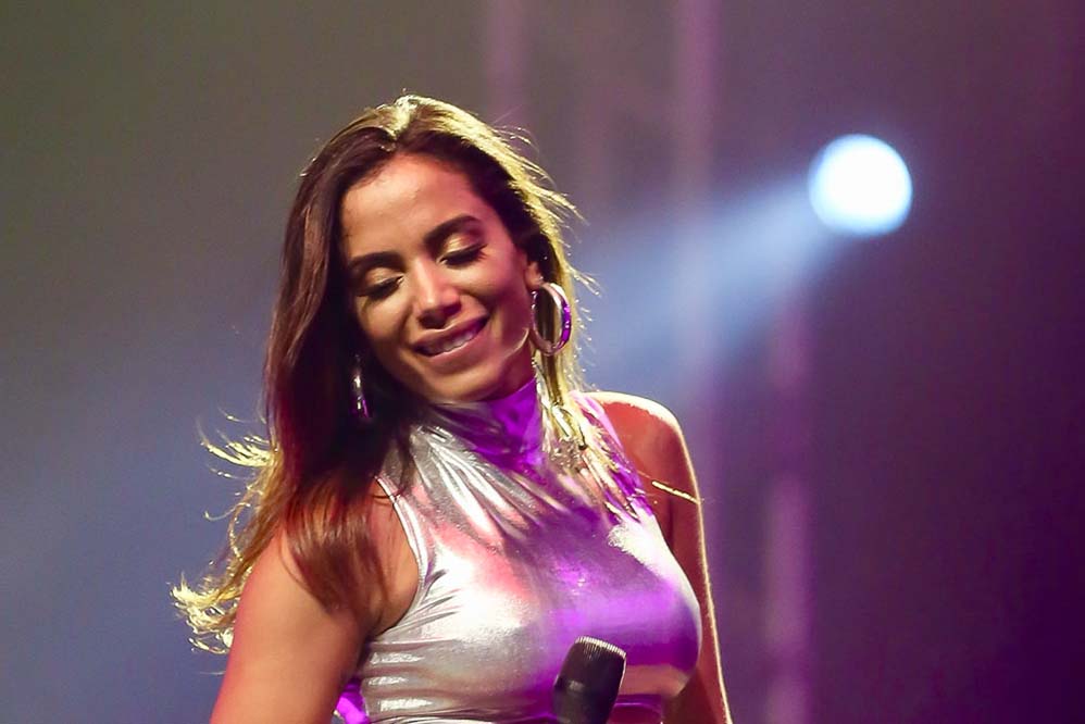 Anitta sensualiza com bailarina durante show