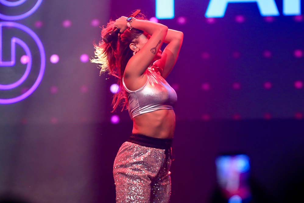Anitta sensualiza com bailarina durante show