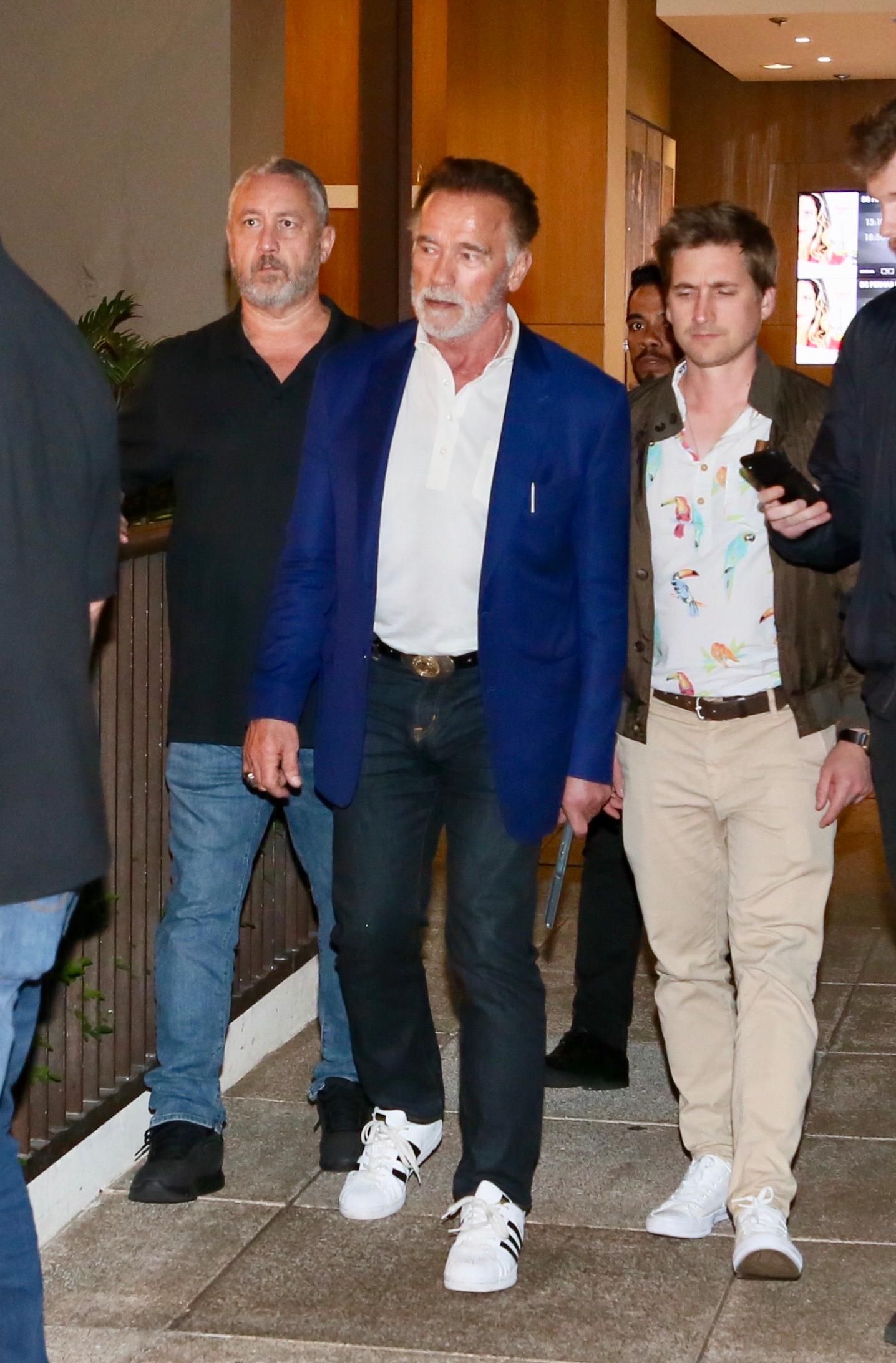Arnold Schwarzenegger chegando no shopping para jantar com Gracyanne Barbosa
