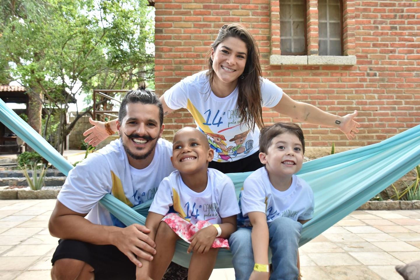 Priscila Fantin e Bruno Lopes se divertem e recebem muito carinho das crianças