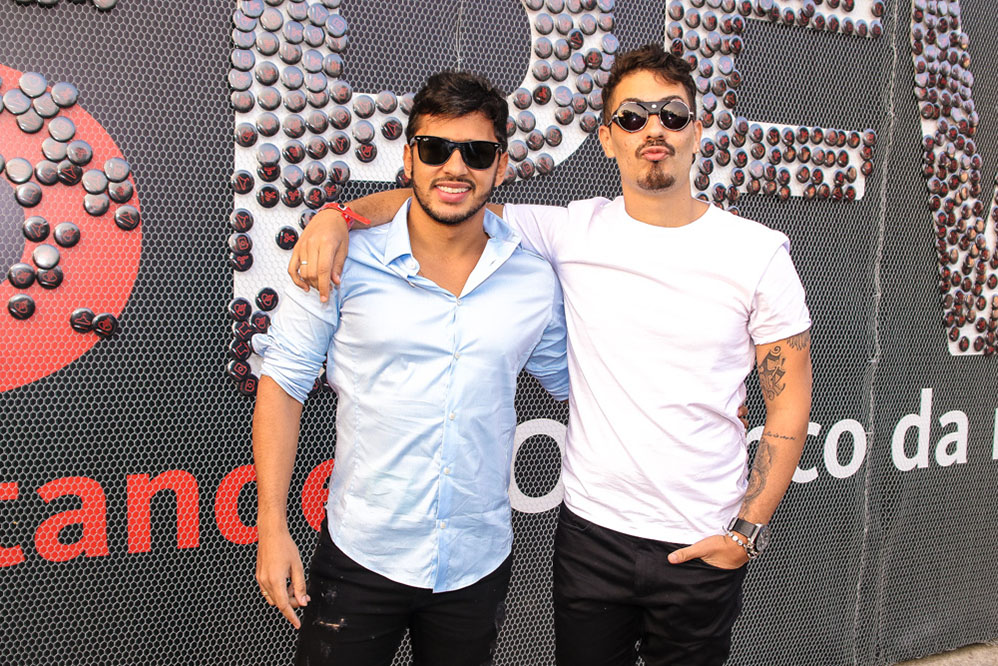 Carlinhos Maia e o noivo no 3º dia do SPFW 