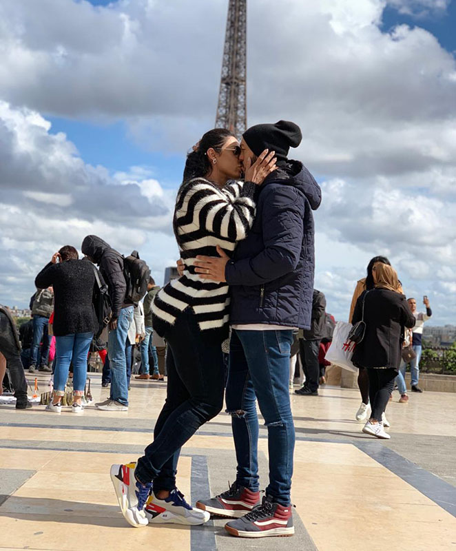 Belo e Gracyanne Barbosa são só amor em viagem para Paris