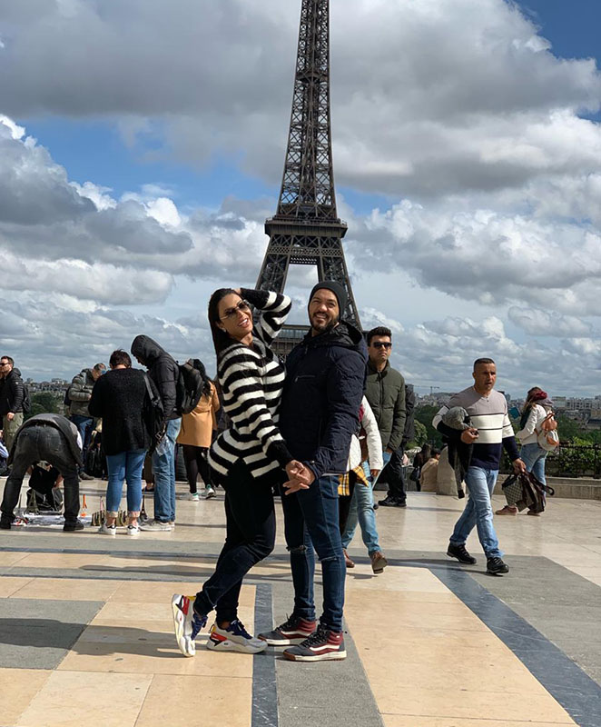 Belo e Gracyanne Barbosa são só amor em viagem para Paris