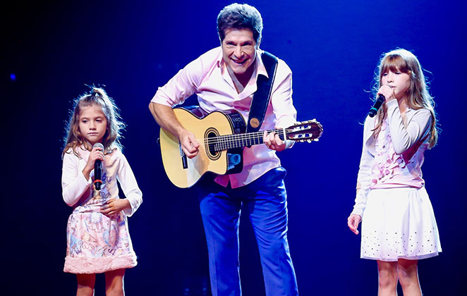 Daniel canta com as filhas em estreia de show