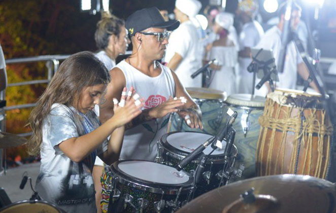 Filho de Ivete Sangalo rouba cena no Trio da mãe em Salvador