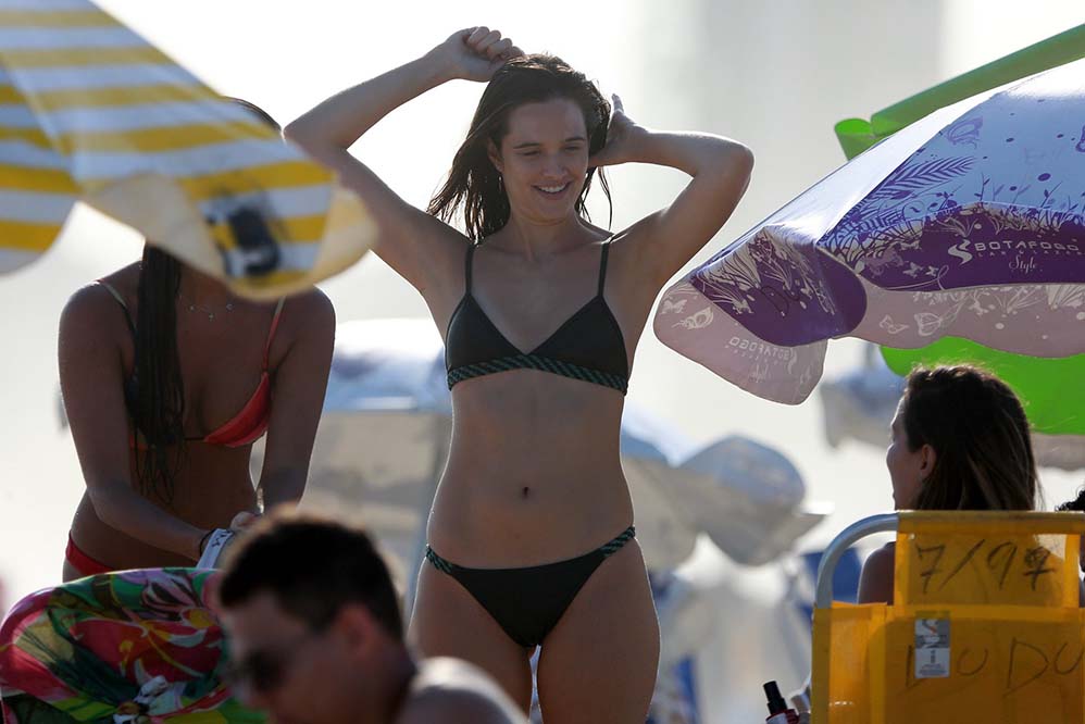 Solteira, Juliana Paiva esbanja sorrisos e boa forma na praia 