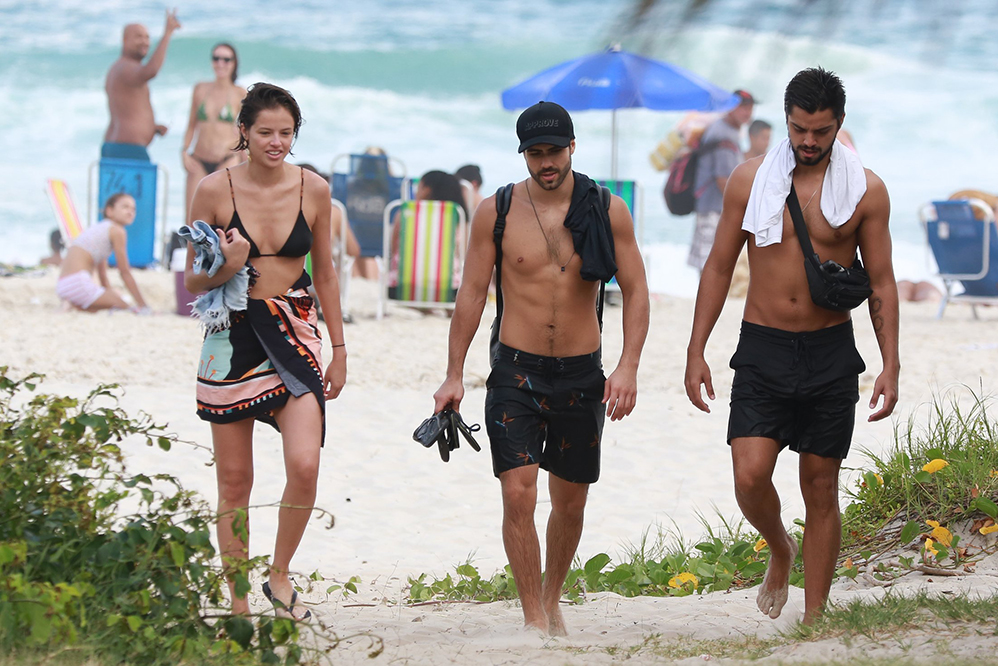 Juliano Laham, Rodrigo Simas e Agatha Moreira curtem praia no Rio