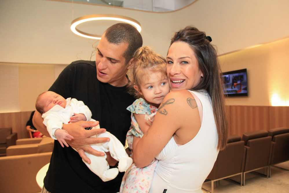 Lizi Benites deixa maternidade com Levi 