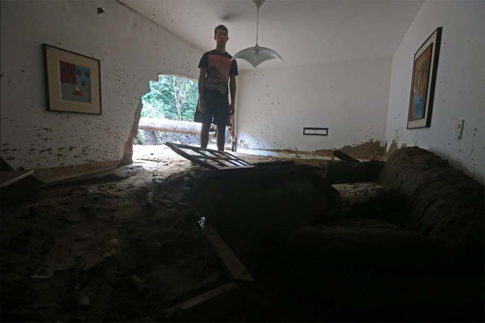 Matheus Sant'anna em meio a destruição de sua casa