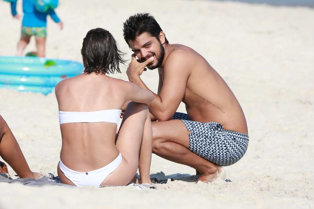Agatha Moreira e Rodrigo Simas namoram na praia