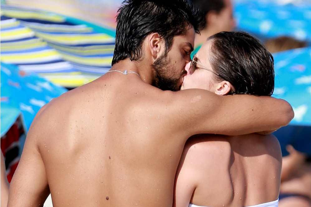 Agatha Moreira e Rodrigo Simas namoram na praia