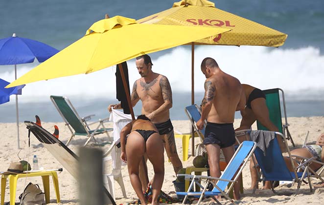 Paulinho Vilhena aproveita dia de folga em praia carioca