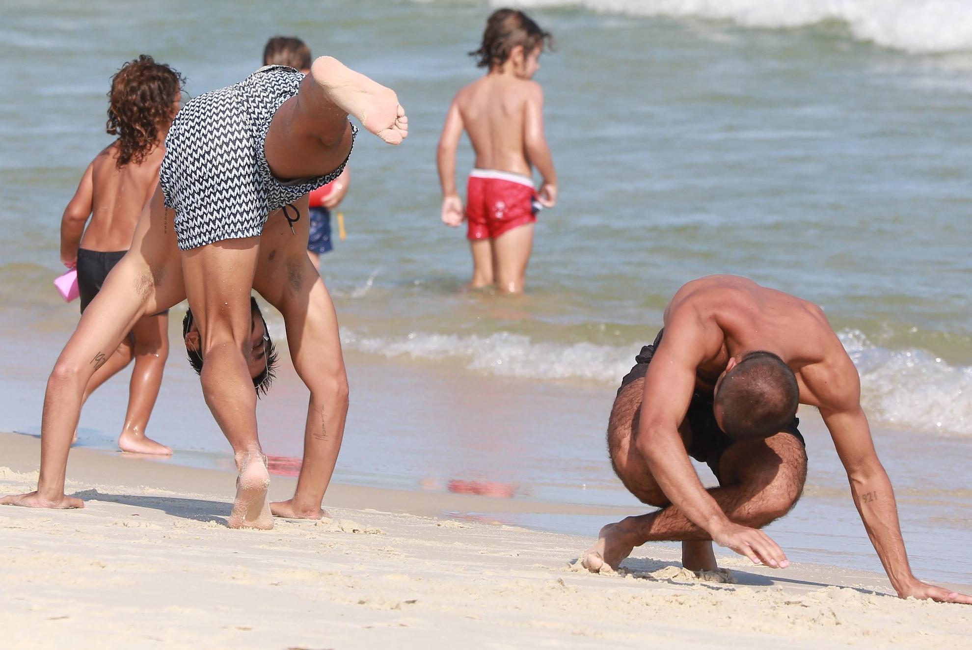 Rodrigo Simas e Felipe Simas se divertem em praia carioca