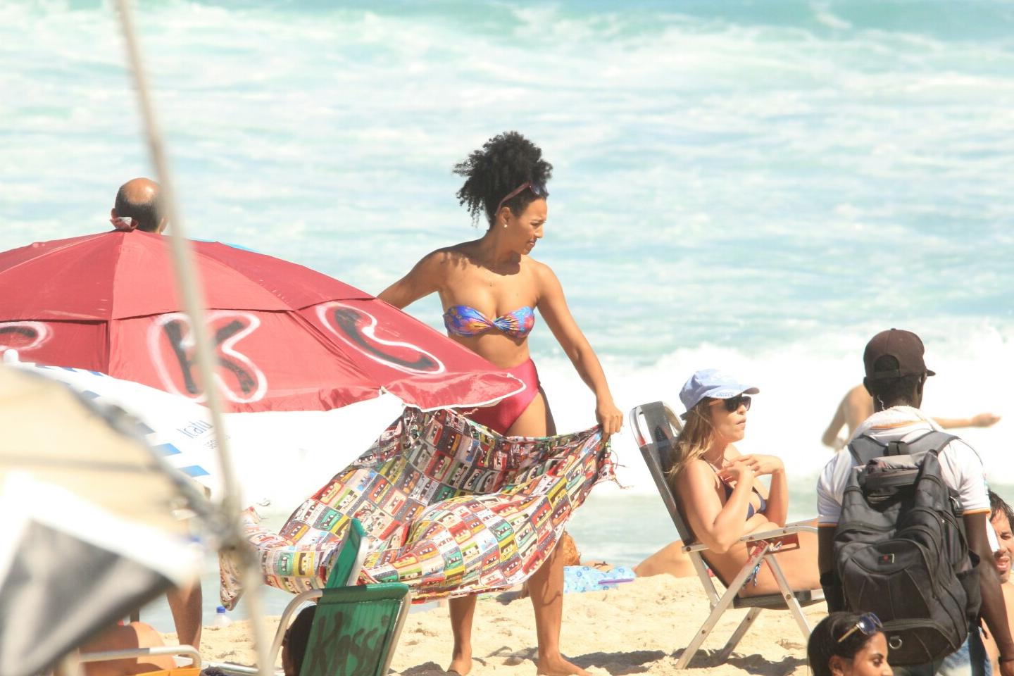 Sheron Menezzes curte o sol em praia carioca