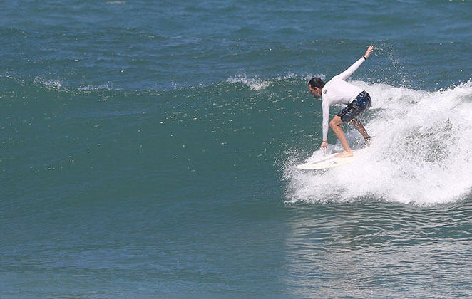 Rodrigo Santoro chama atenção ao surfar em praia do Rio