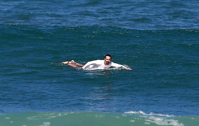 Rodrigo Santoro chama atenção ao surfar em praia do Rio