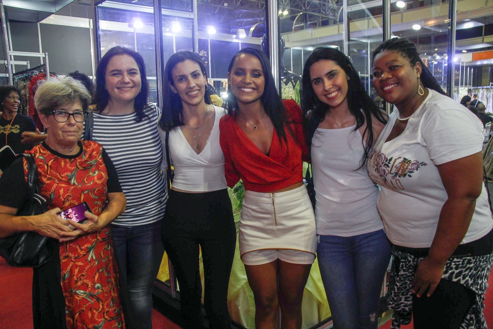 Gleici Damasceno rouba a cena na Expo Noivas