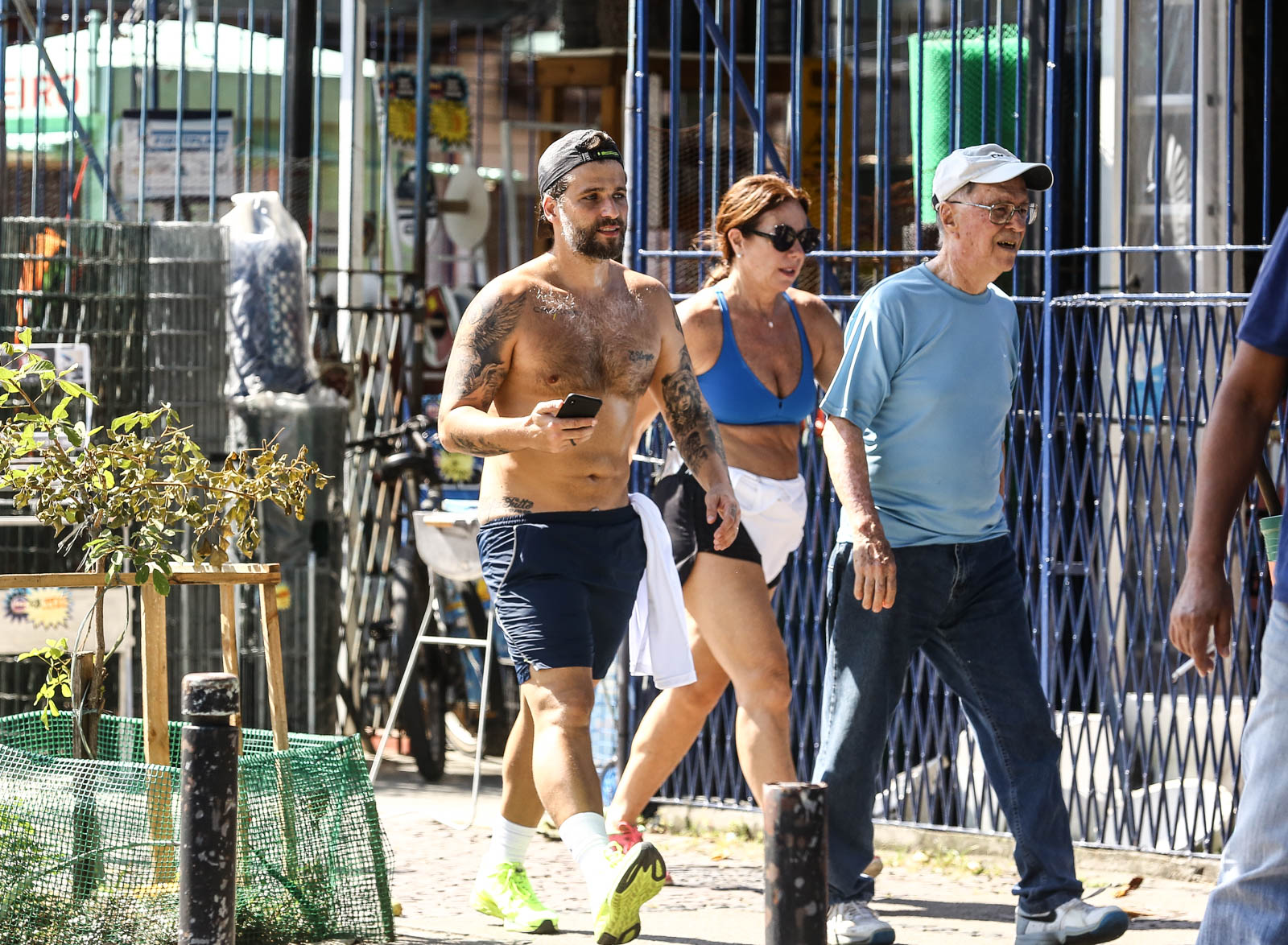 Sem camisa, Bruno Gagliasso caminha no Rio de Janeiro