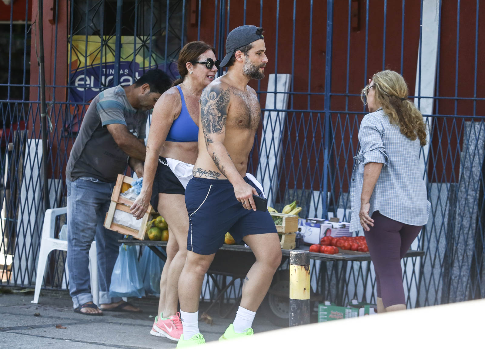 Sem camisa, Bruno Gagliasso caminha no Rio de Janeiro