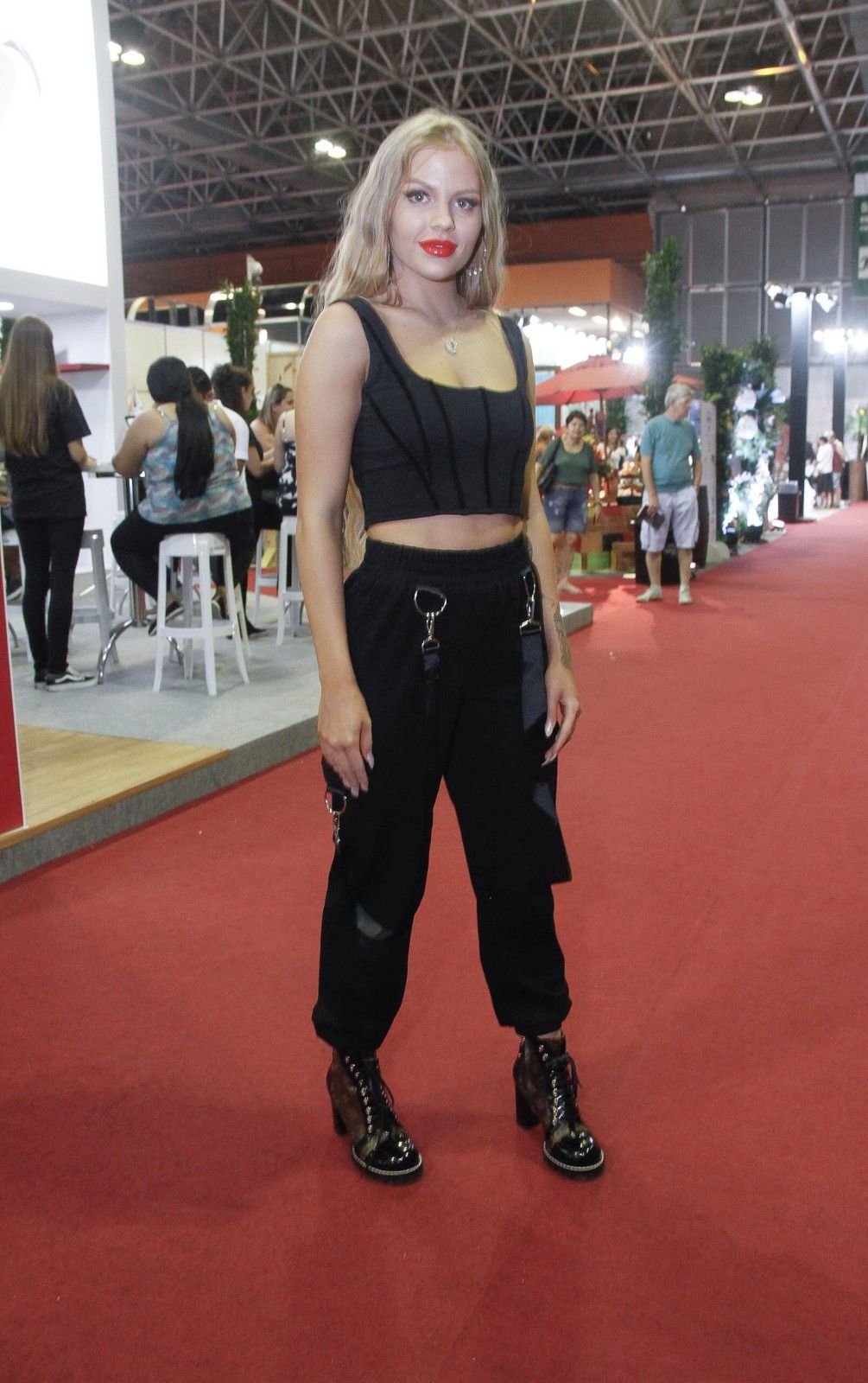 Cantora apareceu poderosa com um look básico, mas cheio de detalhes