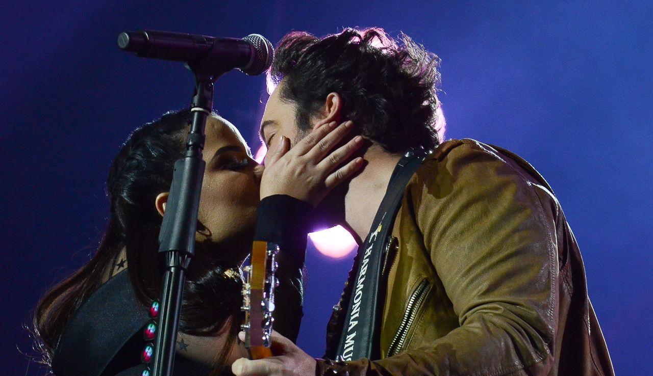 Maiar e Fernando Zor se beijaram durante o show