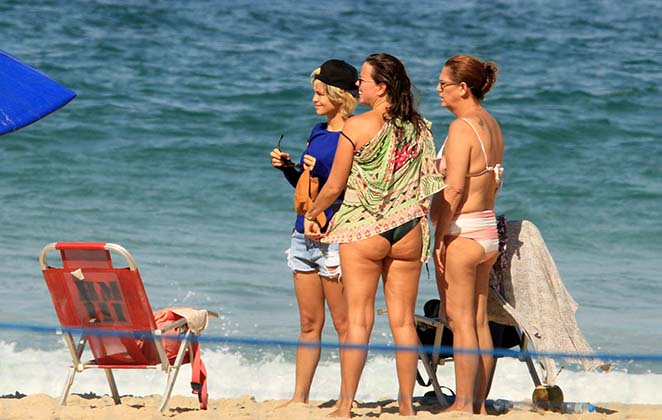 Nanda Costa e amigas na Praia de Ipanema