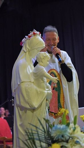 Padre Marcelo Rossi ao lado da imagem de Santa Terezinha
