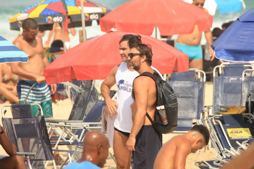 Marcelo Faria e Thierry Figueira aproveitam praia no sabadão