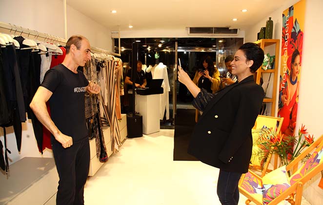 Suzana e Amir em clima descontraído durante o lançamento da linha de roupas femininas