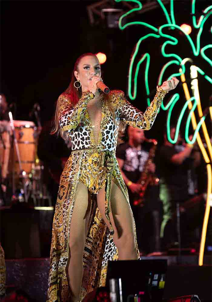 Ivete Sangalo sensualiza com bailarino em show. Vem ver!